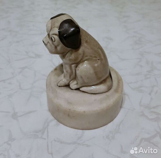 Фарфоровая статуэтка собаки 