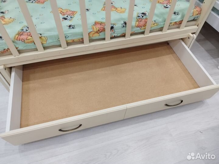 Детская кроватка с маятником и ящиком
