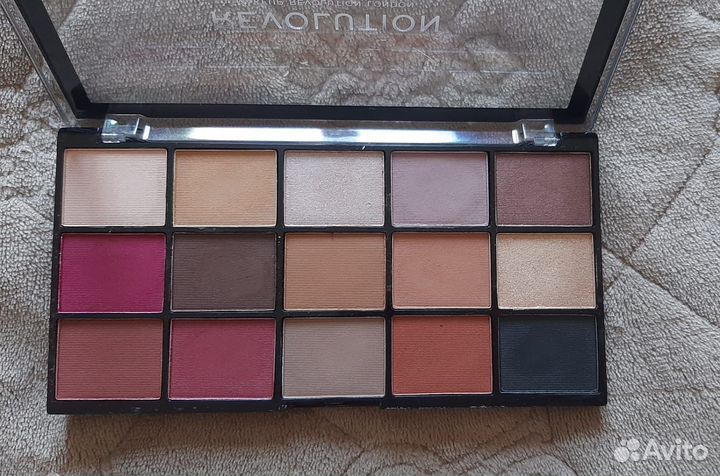 Кометика Makeup Revolution тени для глаз