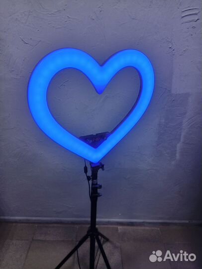 Кольцевая лампа со штатив ом в виде сердца