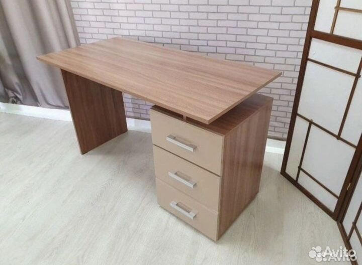 Письменный стол и надстройка над ним из коллекции