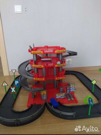 Трек (парковка) для машинок с автомойкой