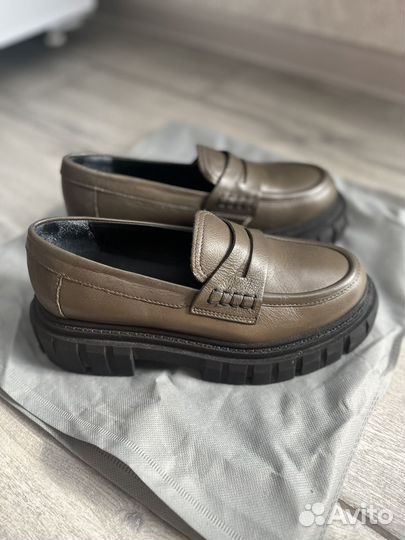 Лоферы женские