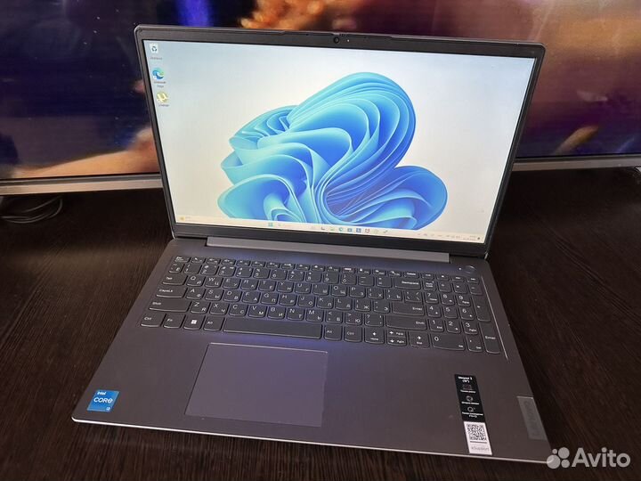 Ноутбук мощный Lenovo 2023г/i3/8GB/SSD