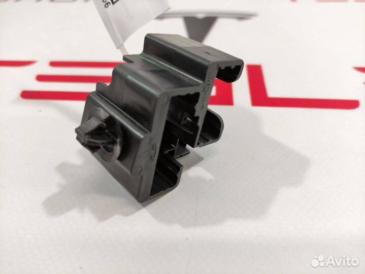 Крепление проводки Tesla Model 3 2019 1104570-00-C