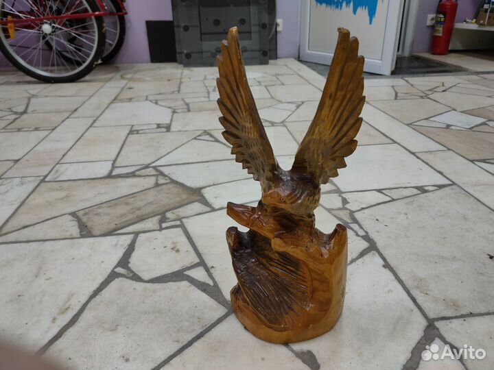 Статуэтка из дерева. Орел
