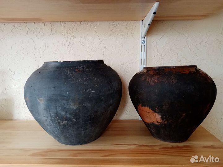 Большие старинные глиняные чугунки