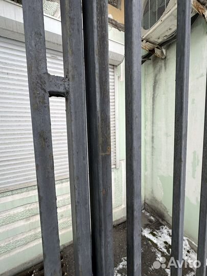 Решетка металлическая с дверью