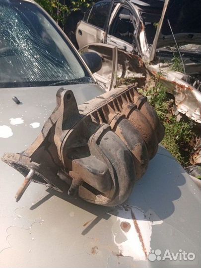 Впускной коллектор Toyota Avensis 1zzfe 2000