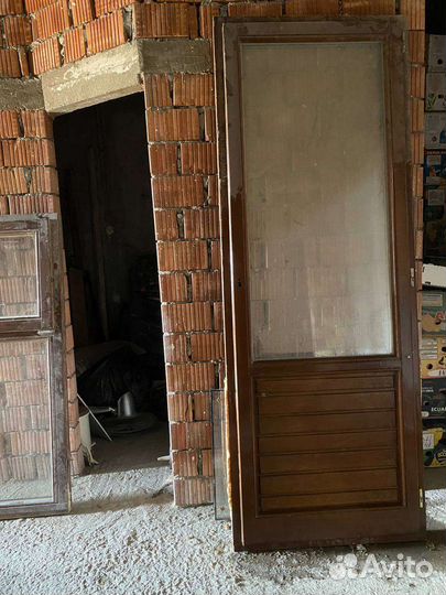 Деревянные окно и двери