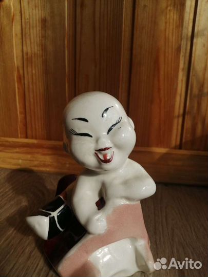 Статуэтка фарфоровая Мылыш на санках 1980е
