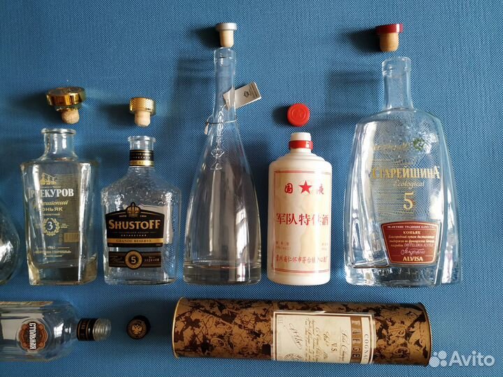 Бутылки с пробками и без, футляр/туба