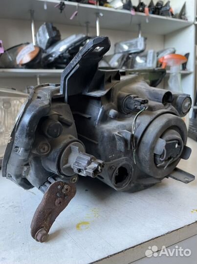 Фара левая Mitsubishi L200 2006-2016