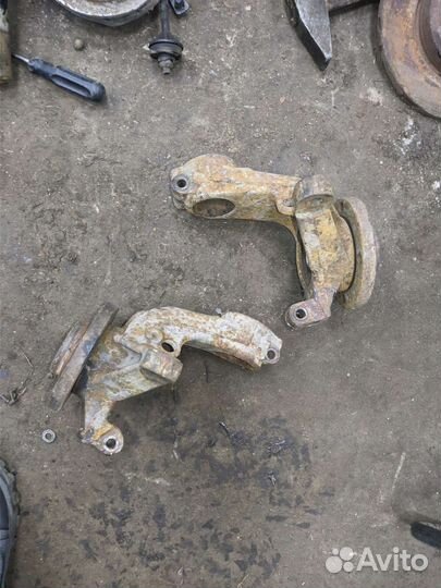 Поворотный кулак Peugeot 206