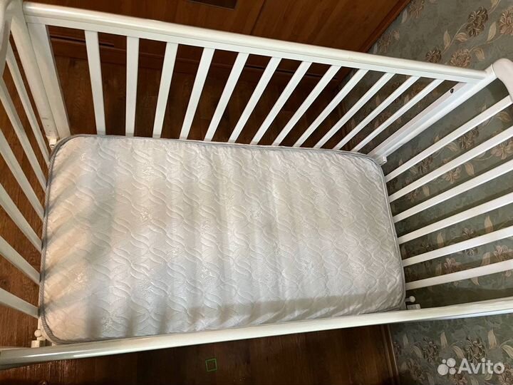 Детская кроватка с маятником и ящиком