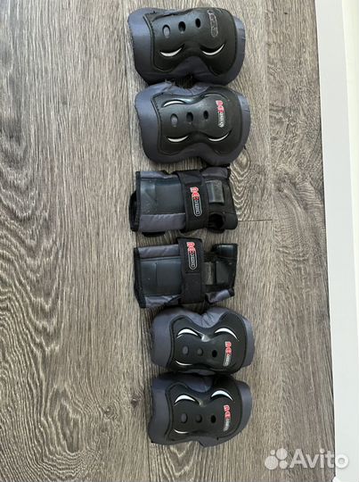 Роликовые коньки раздвижные и комплект защиты