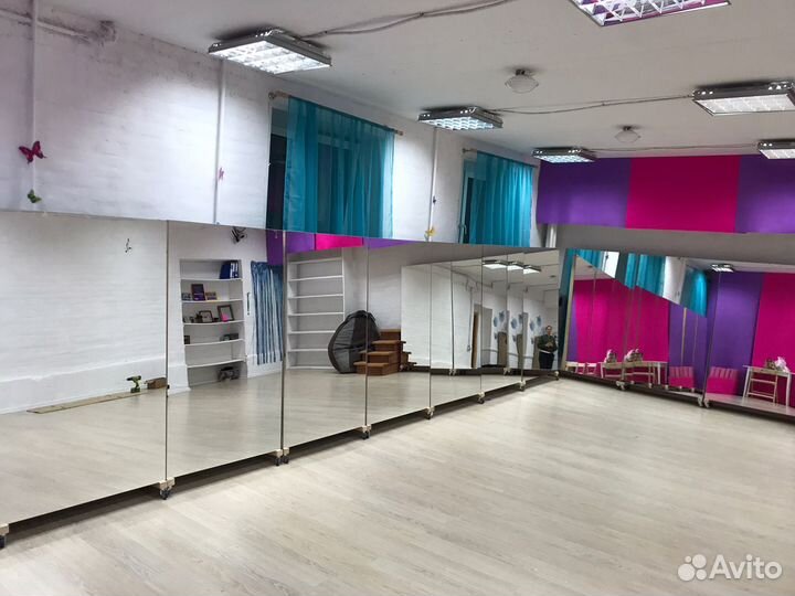 Мобильное зеркало на колесиках / фитнес, танцы