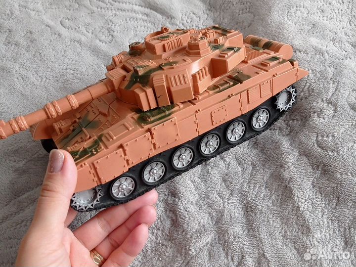 Танк игрушка