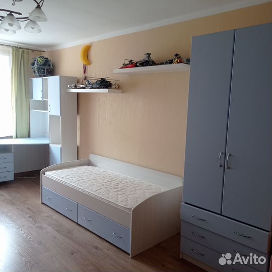 Мебель для детской (стол, шкаф, кровать)