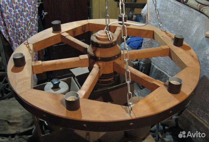 Люстра из тележного колеса