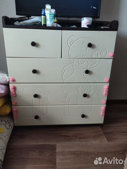 Детская кровать и пеленальный комод