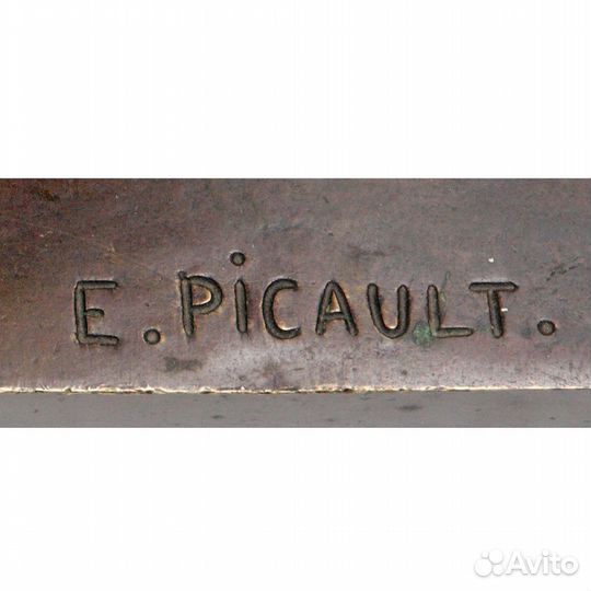 Антикварная скульптурная композиция воина с мечем