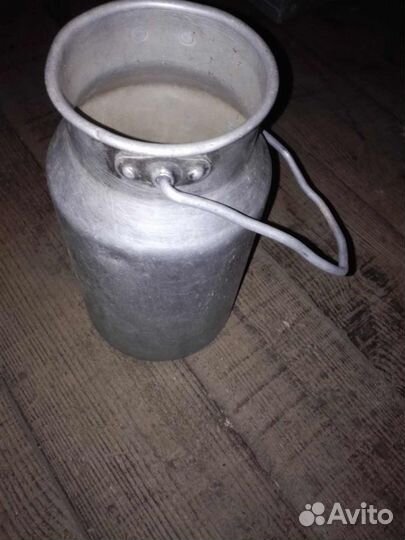 Алюминиевые бидоны и кастрюлька для молока