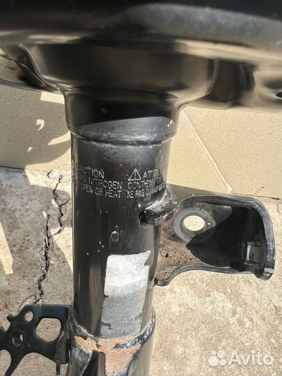 Амортизатор передний левый camry 70 оригинал