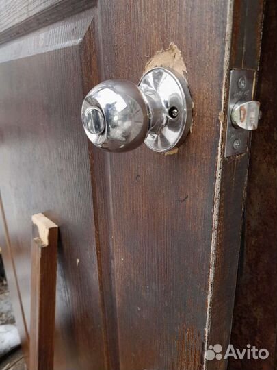Дверь с замком. Защелки сантехнические, дверные