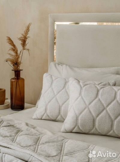 Кровать двухспальная с мягким изголовьем