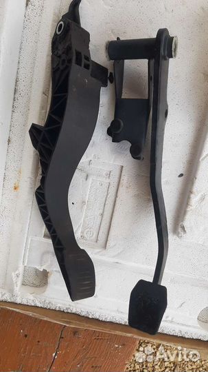 Педаль сцепления и тормоза на Ford fusion