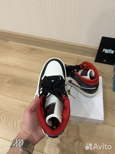 Nike Air Jordan 1 mid RED panda