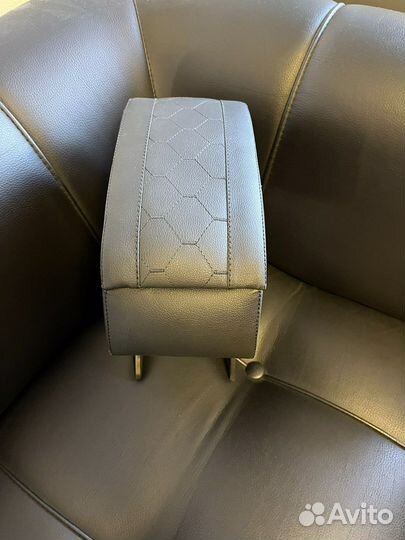 Подлокотник на авто