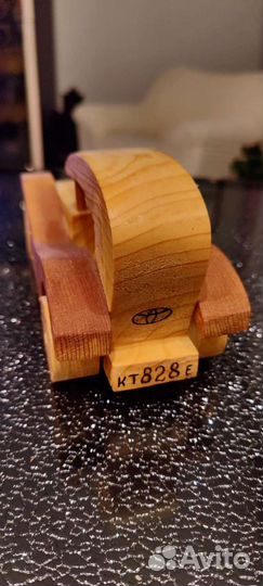 Деревянная модель автомобиля