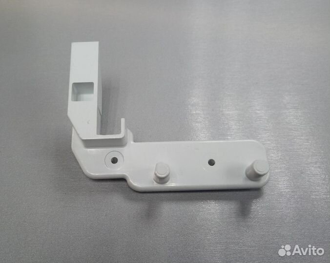 Кронштейн откидного щитка левый холодильника атлан