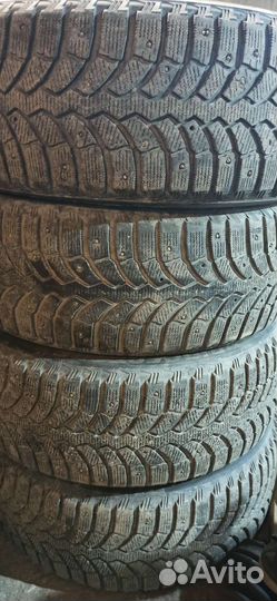 Bridgestone Blizzak Spike-01 215/55 R17