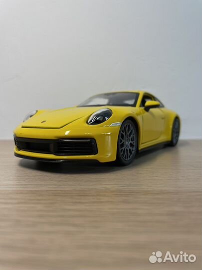 Porsche 911 Carrera 4S модель 1:24