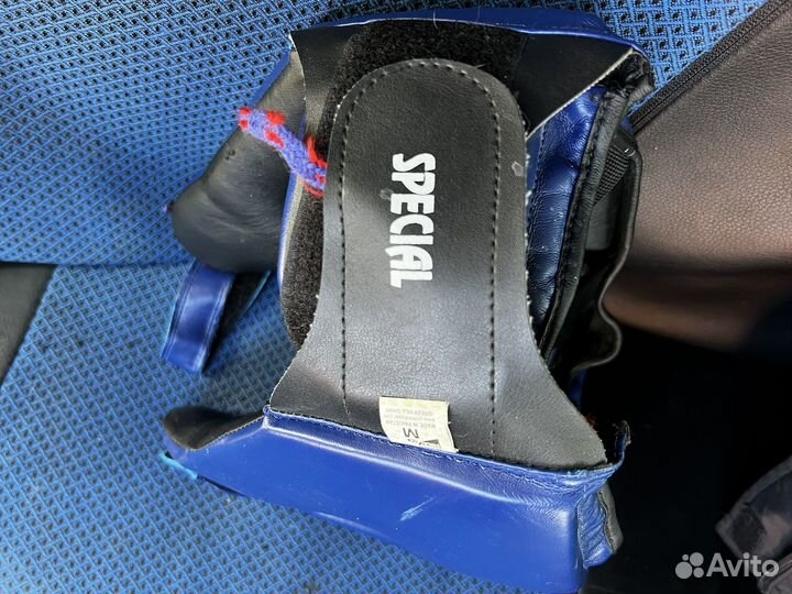 Комплект для боевых искусств(перчатки, футы, шлем)