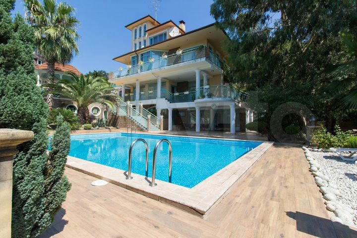 Дом 700 м² на участке 16 сот.