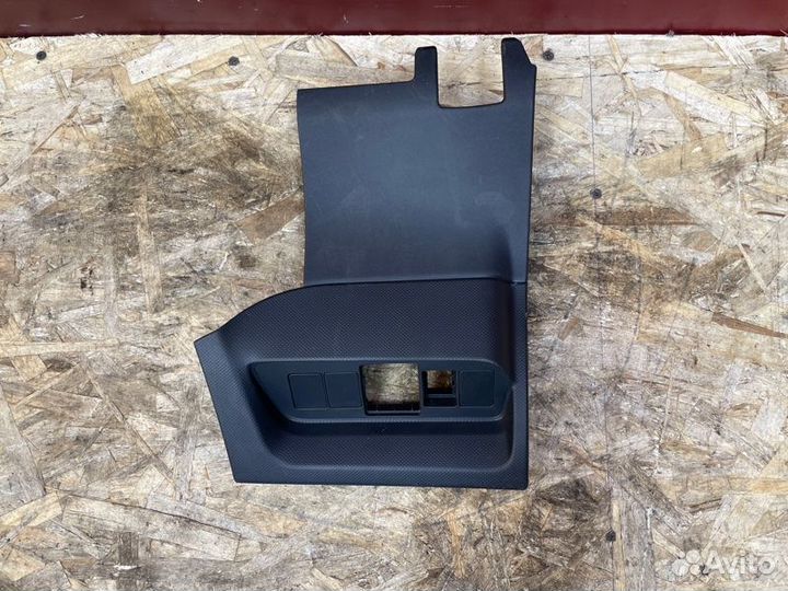 Крышка блока предохранителей Toyota Auris