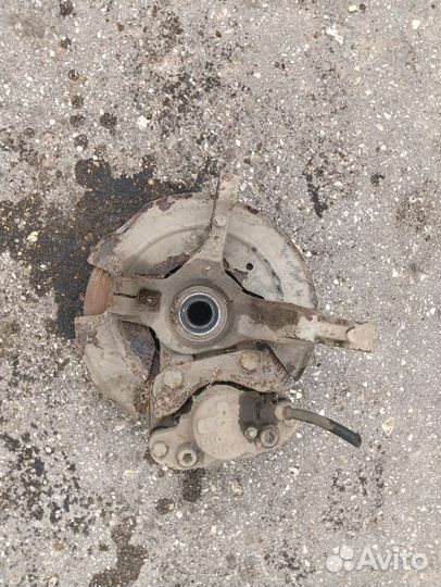 Поворотный кулак левый Renault Logan