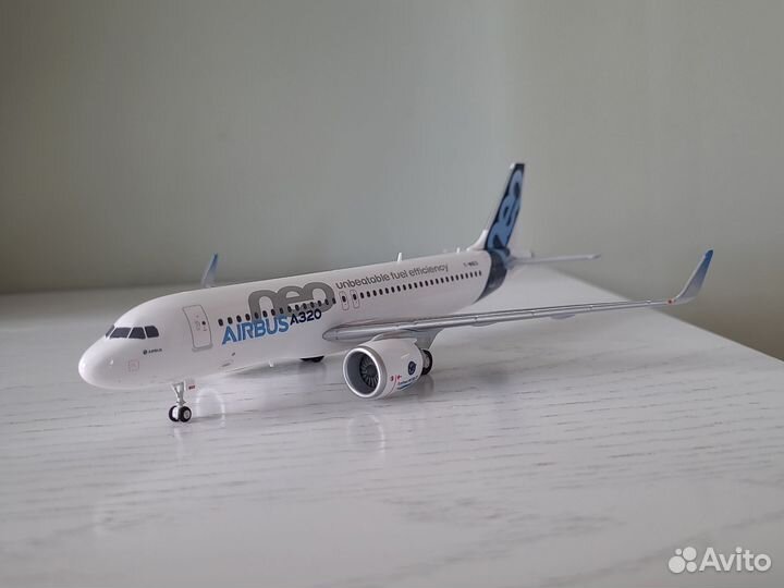 Коллекционная модель самолета Airbus A320 neo