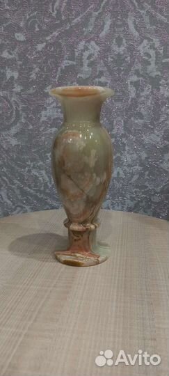 Ваза из камня оникс.цельная. высота 20 см