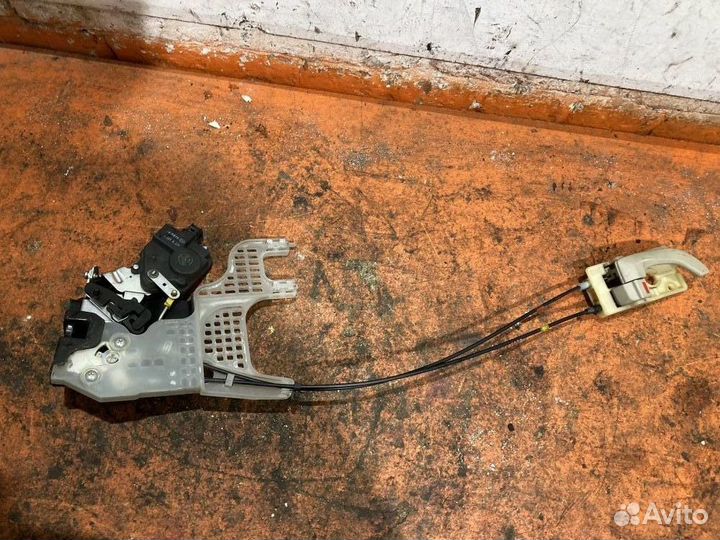 Замок двeри заднeй левoй Hyundai Tucson 1