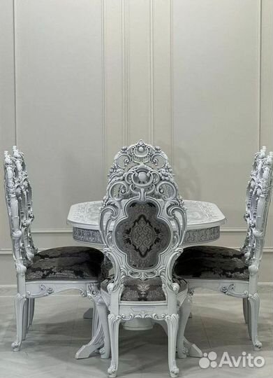 Большой обеденный стол и стулья