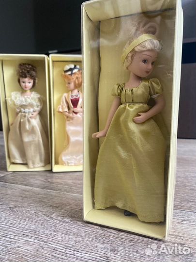 Кукла фарфоровая