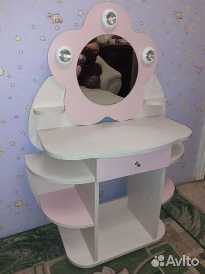 Косметический столик для девочки