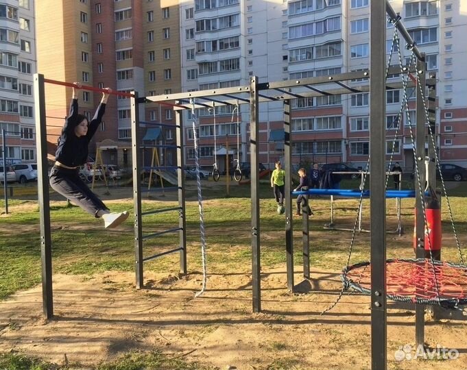 Уличный спорткомплекс с качелью