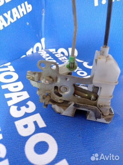 Задний правый замок двери Toyota Platz седан