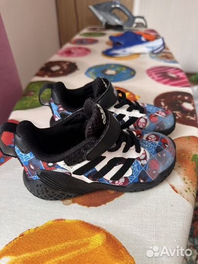 Кроссовки adidas marvel